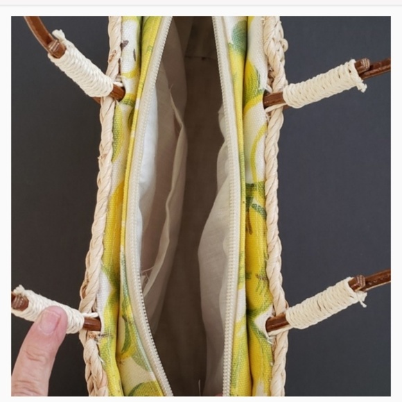 STRAW Shoulder Bag w/Yellow Hawaiin Print Inside - Picture 5 of 7